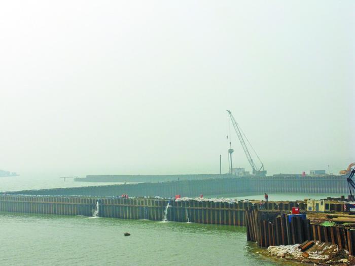 2018年4月29日，太湖隧道馬山段首個(gè)圍堰開(kāi)始排水。