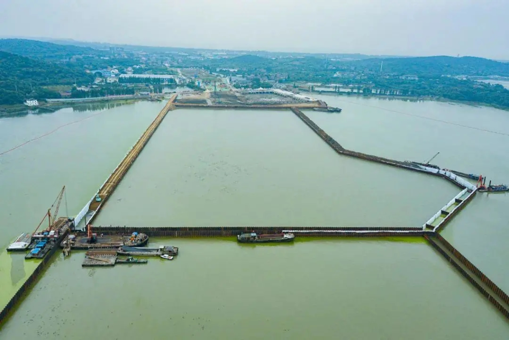 2018年5月19日，太湖隧道主體施工第一倉(cāng)鋼板樁圍堰封閉完成，標(biāo)志著太湖隧道工程正式進(jìn)入主體工程施工階段。第一倉(cāng)鋼板樁圍堰長(zhǎng)422米，寬208米，由3810根鋼板樁施打后拼接而成，面積達(dá)到87776平方米。從2018年4月7日開(kāi)始施工到同年5月19日完成，共歷時(shí)43天。