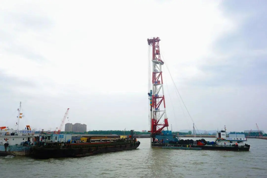 2018年5月24日，太湖隧道第一根長(zhǎng)達(dá)24米的方樁成功打入湖底，這標(biāo)志著太湖隧道全面進(jìn)入主體工程施工階段。