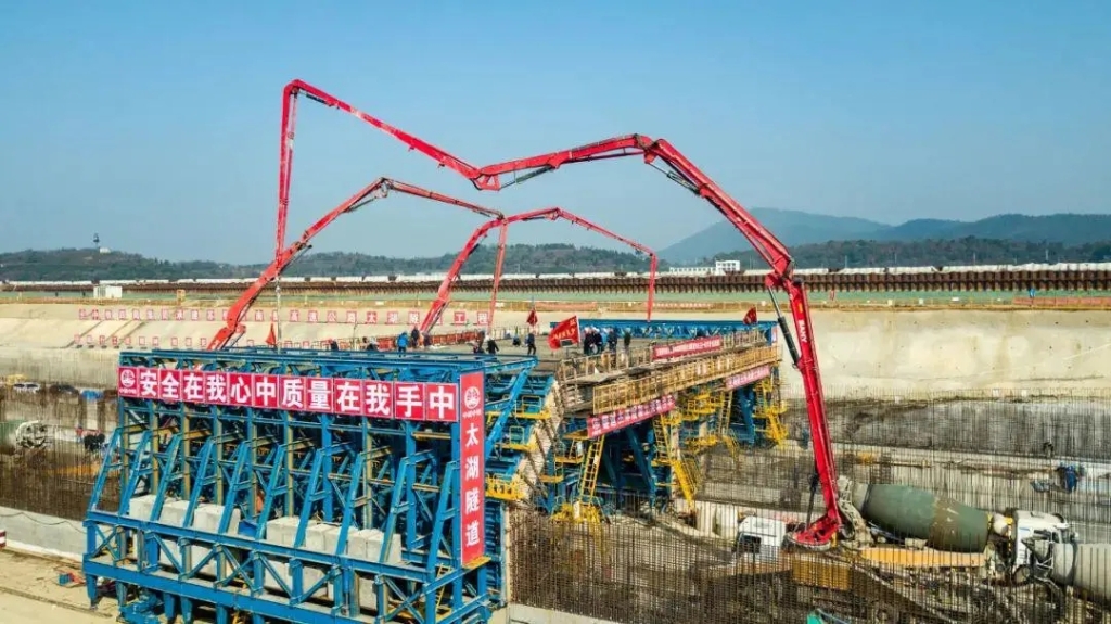 2019年1月18日，太湖隧道主體結(jié)構(gòu)頂板完成首次澆筑，隧道完整的主體結(jié)構(gòu)框架顯現(xiàn)出來(lái)。