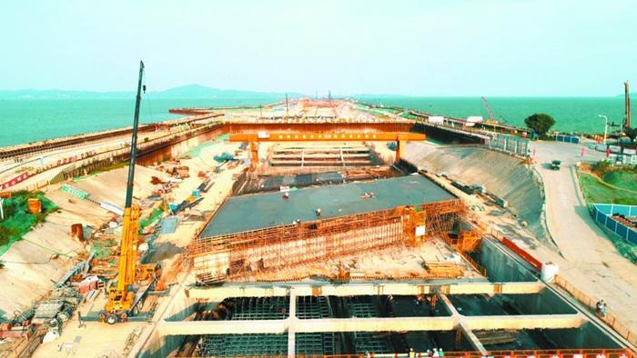 2019年6月12日，為降低對(duì)隧道的垂直壓力，減少土方用量，下穿十里明珠堤的百米成型隧道上方開(kāi)始澆筑巨型鋼筋混凝土“空箱”。