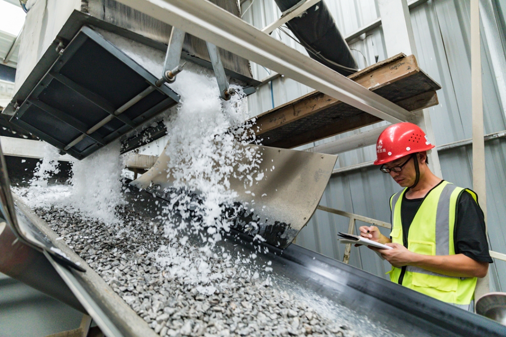 2019年7月28日，工作人員在混凝土粗骨料上加入冰屑，將混凝土入模溫度控制在28攝氏度以下。