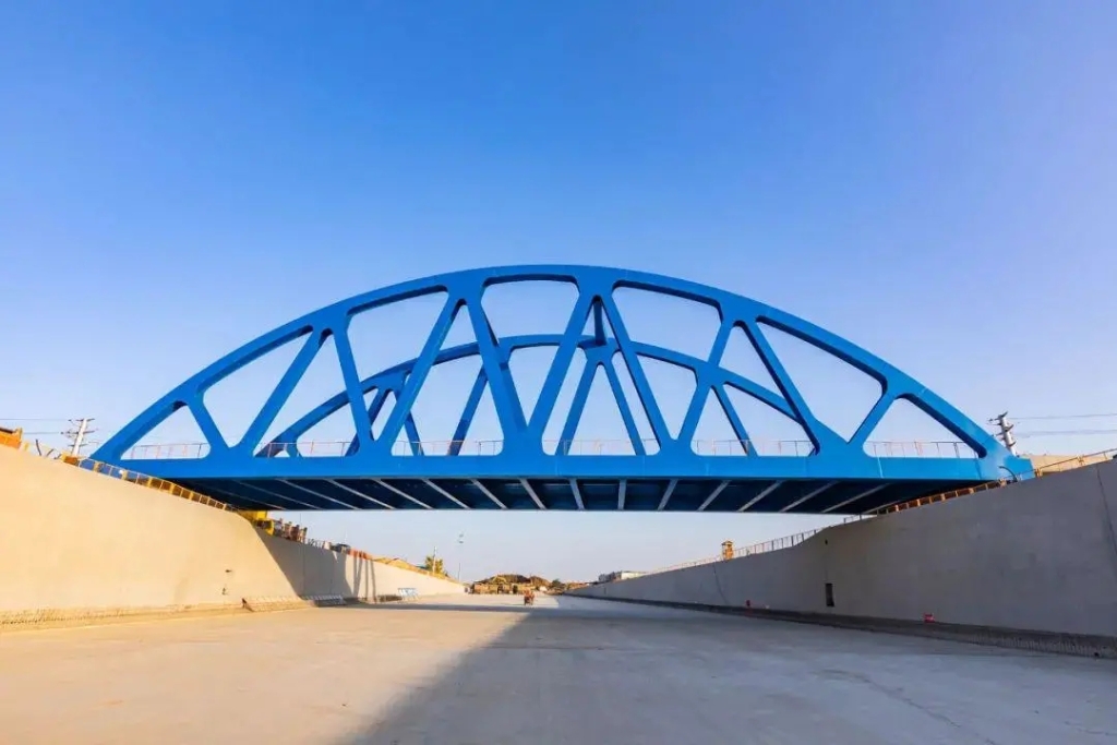 2019年8月24日，太湖隧道吳楊路鋼桁拱橋順利完成拼裝。該橋建成后，將極大方便周邊居民的出行。