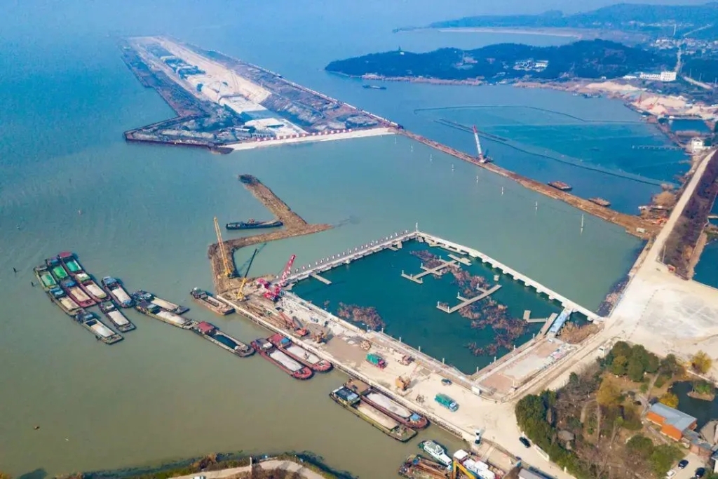 2019年12月27日，太湖隧道第一倉(cāng)完成回水，順利實(shí)現(xiàn)首次陸島通道轉(zhuǎn)換，標(biāo)志著該工程施工進(jìn)入全新階段。