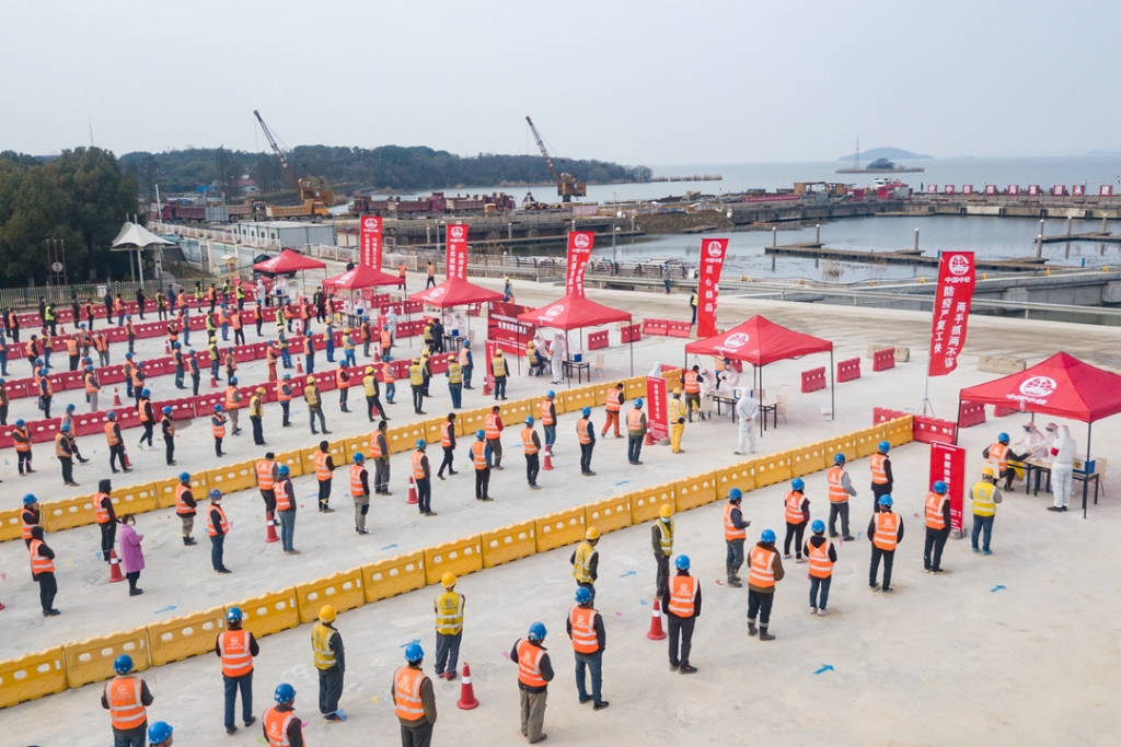 2020年3月3日，項(xiàng)目施工人員排隊(duì)等候開(kāi)展全員核酸檢測(cè)。