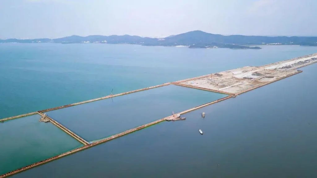 2020年10月3日，隨著最后一根鋼板樁插打至湖底，太湖隧道圍堰順利合龍。歷時(shí)2年7個(gè)月，馬山段與南泉段在湖中無(wú)縫對(duì)接，成功實(shí)現(xiàn)第一次“牽手”。