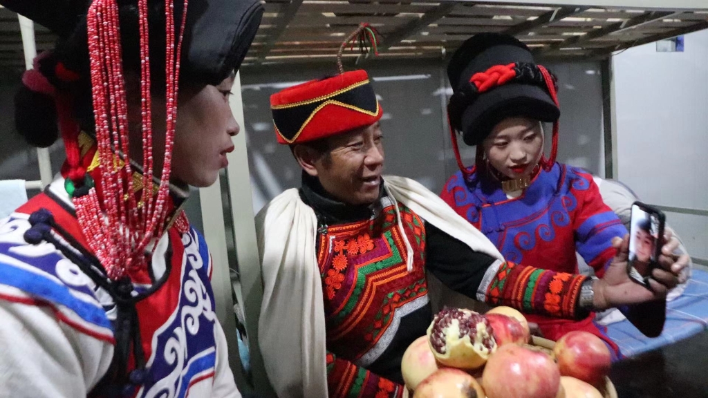 2020年12月21日晚 7 時(shí)許，來(lái)自大涼山的彝族隧道工們?cè)谔紫逻^(guò)了一個(gè)別樣的“彝年”