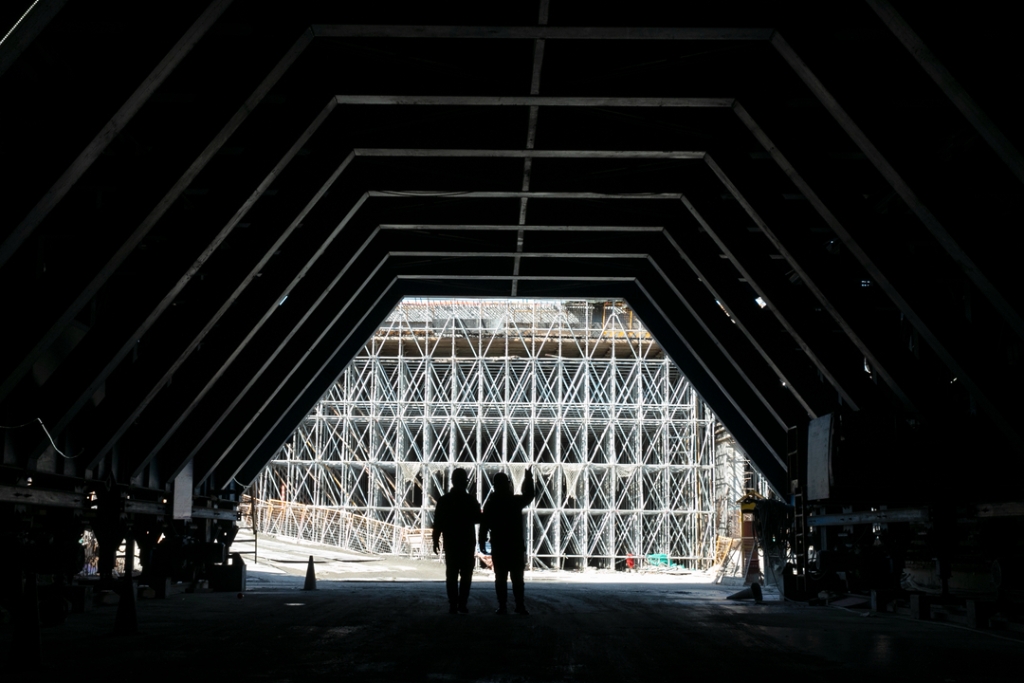 2020年12月31日，項(xiàng)目管理人員在施工現(xiàn)場(chǎng)檢查工程推進(jìn)情況。