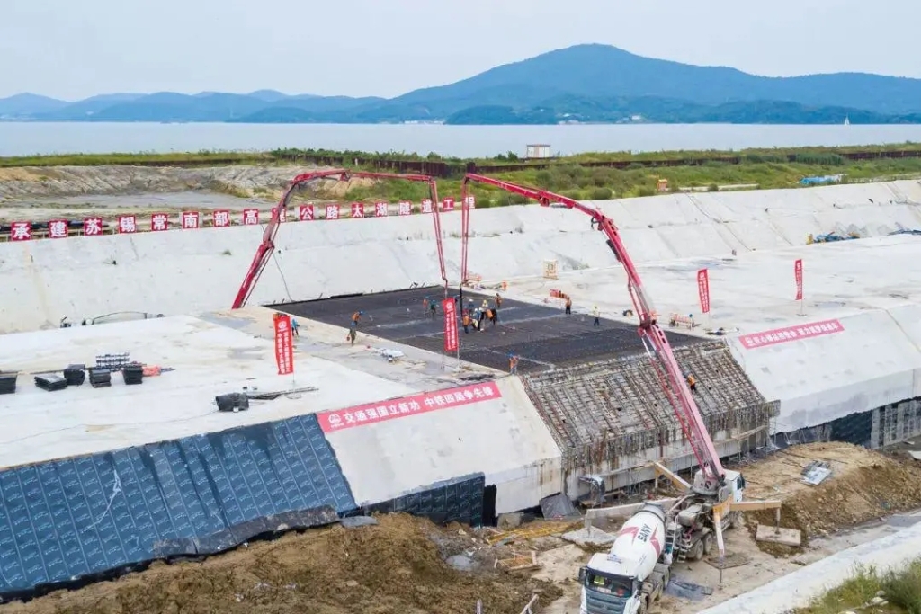 2021年9月5日，中鐵四局施工的太湖隧道南泉段主體工程全部完工。與此同時(shí)，南泉段施工轉(zhuǎn)入調(diào)平層、防撞側(cè)石等附屬工程施工階段，為下一步隧道早日通車(chē)打下堅(jiān)實(shí)基礎(chǔ)。