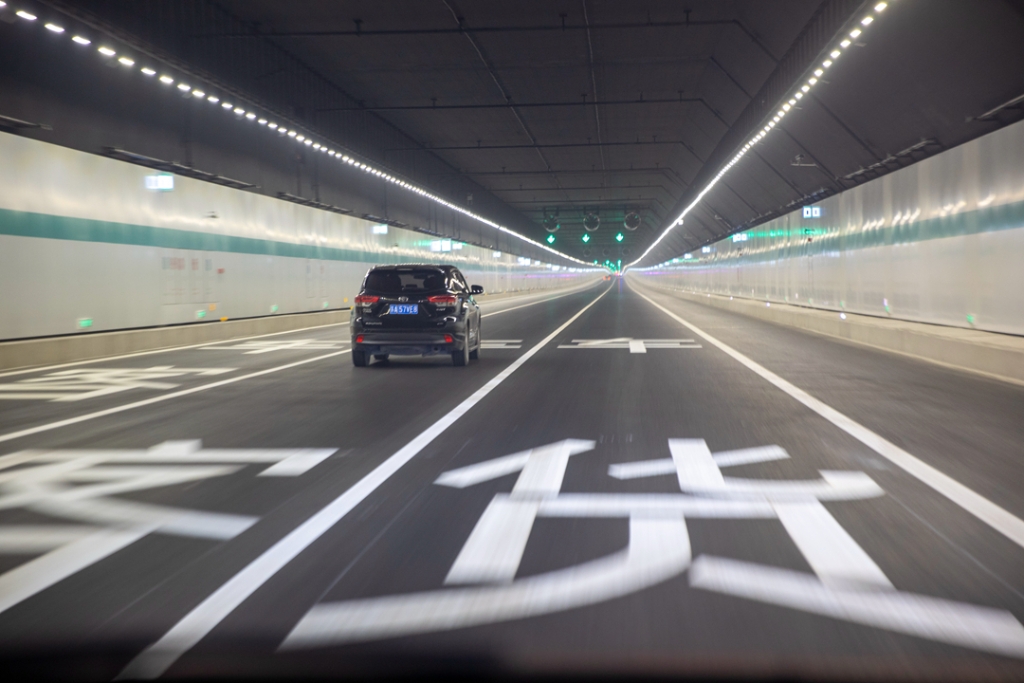 2021年12月30日，車(chē)輛在蘇錫常南部高速公路太湖隧道內(nèi)行駛。
