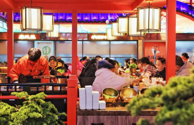 假期消費市場強勢回暖 零售、餐飲市場快速增長