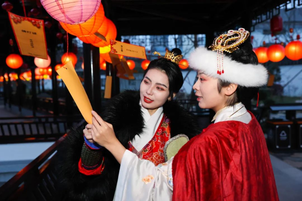 惠山丨賞燈、看月、促消費……這里昨晚真“鬧猛”~